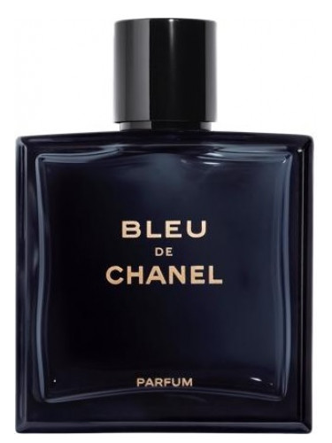 Botella de Bleu de Chanel Parfum en ambiente luxury, con elementos que evoquen especias y maderas