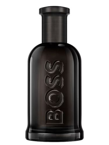 Botella de Boss Bottled Parfum en ambiente luxury, con elementos que evoquen especias y maderas