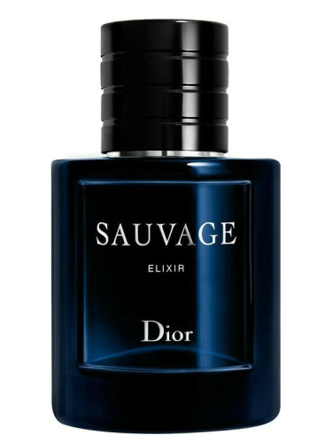 Botella de Dior Sauvage Elixir en ambiente luxury, con elementos que evoquen especias y maderas