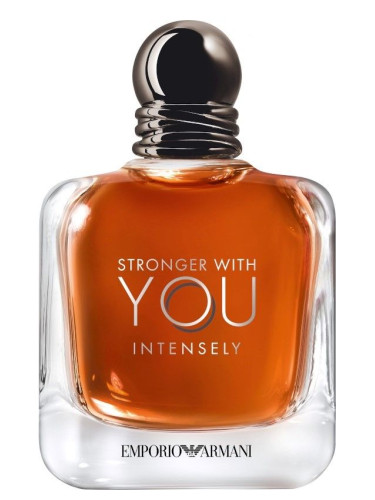 Botella de Stronger With You Intensely en ambiente luxury, con elementos que evoquen especias y maderas
