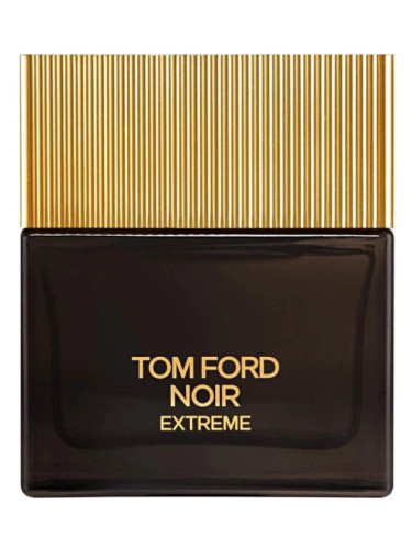 Botella de Tom Ford Noir Extreme en ambiente luxury, con elementos que evoquen especias y maderas